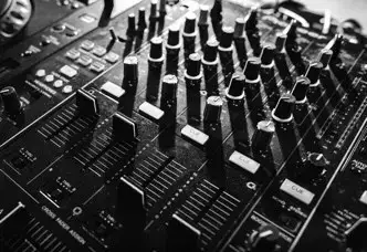 att välja en DJ-mixer