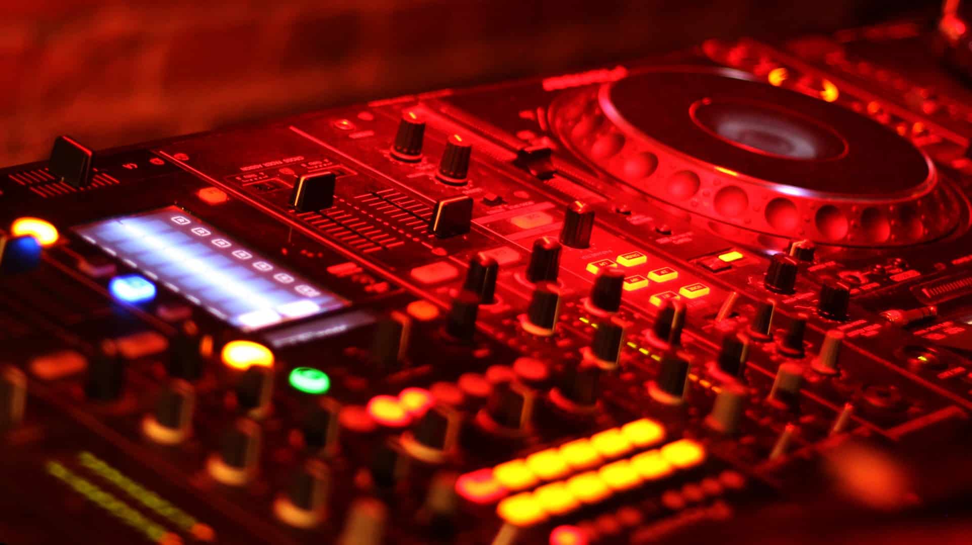 How to DJ - DJ advice for beginners - Start DJing today