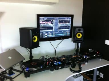DJ setup for streaming and offline music