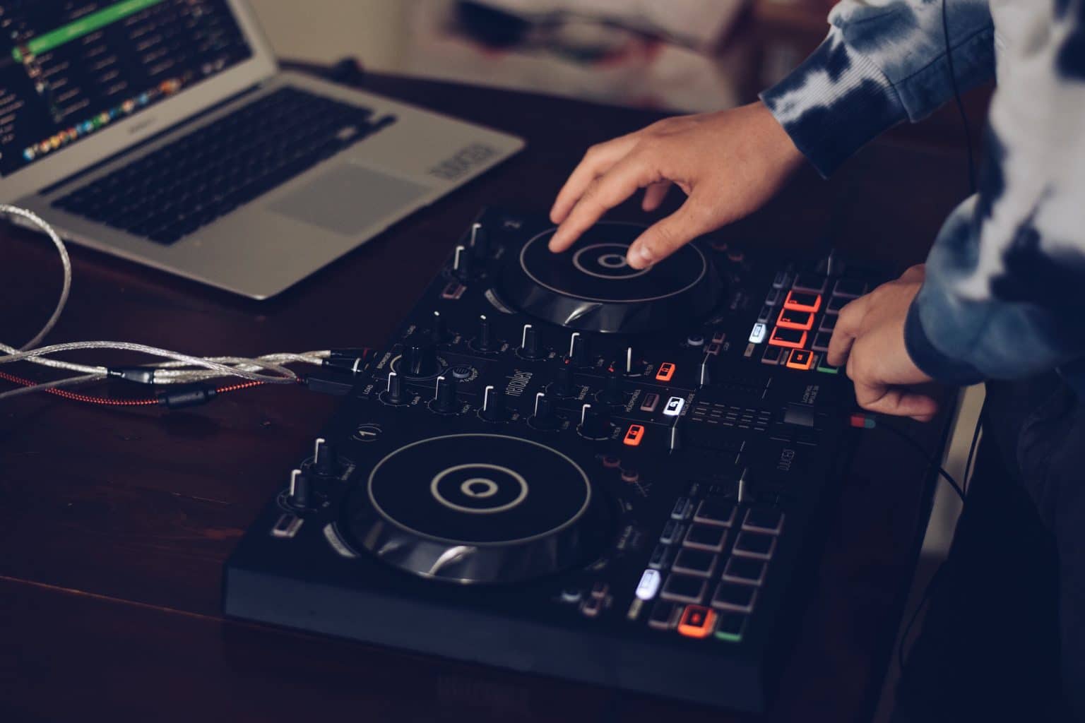 Why do DJs use MacBooks? Reasons why Pro DJs prefer Apple